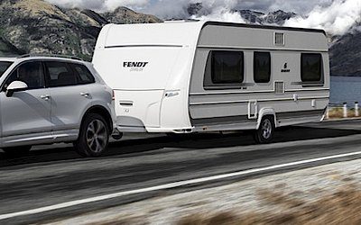 Auto met caravan onderweg, caravantraining bij Autorijschool Theuns