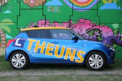 Witte lesauto met automaat van Autorijschool Theuns