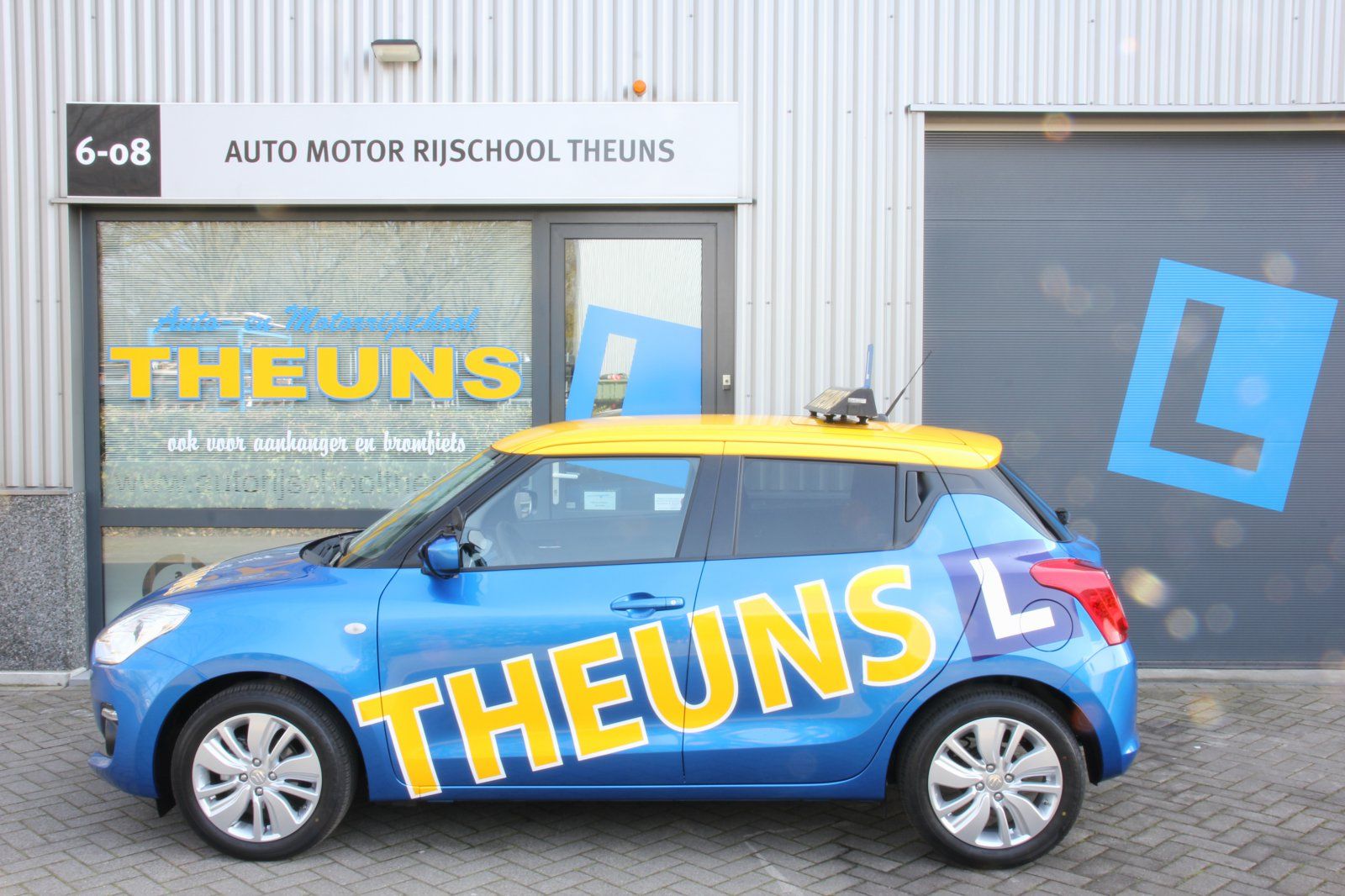 Lesauto van Auto- en Motorrijschool Theuns voor de vestiging aan Staarten in Boxtel