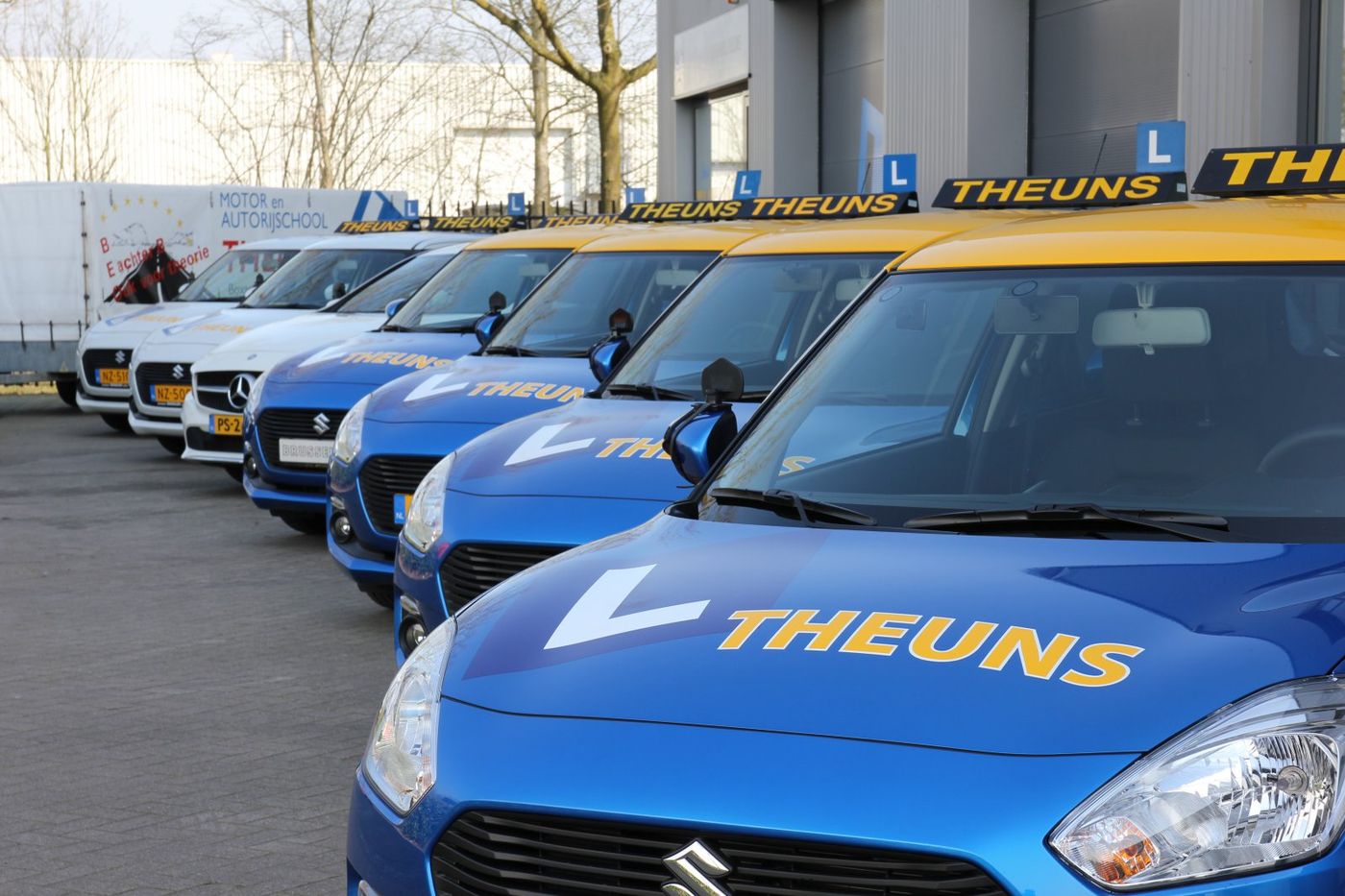 Wagenpark met blauwe lesauto's van Autorijschool Theuns in Boxtel