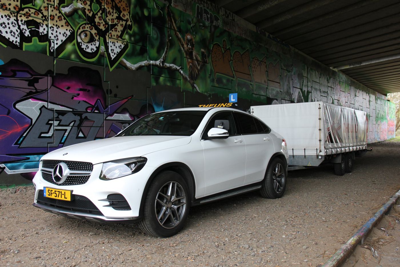 Lesauto met aanhanger van Autorijschool Theuns voor de BE-opleiding