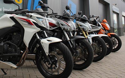 Motorrijles bij Auto- en Motorrijschool Theuns