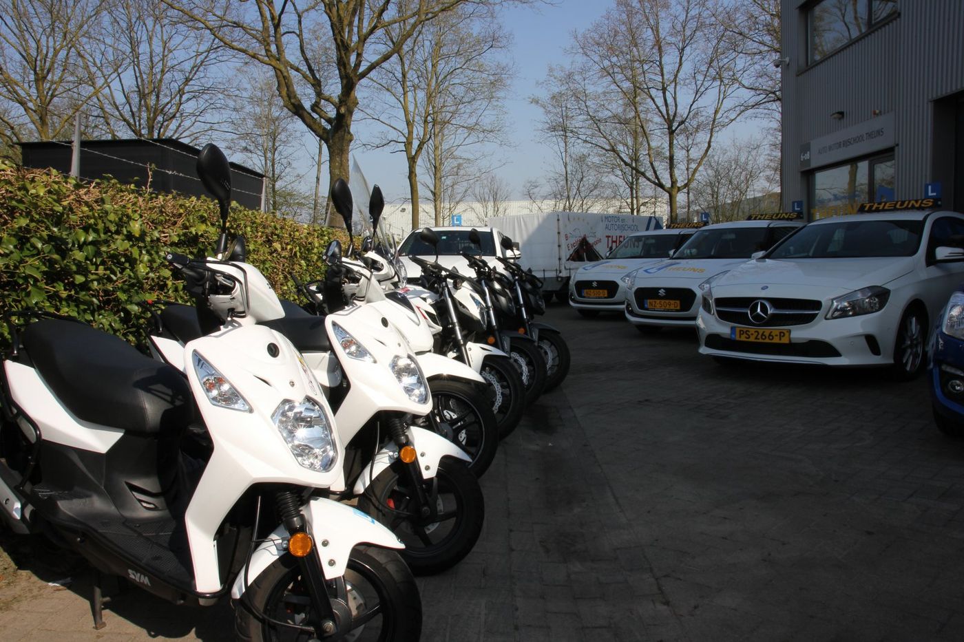 Scooters en lesauto's bij de vestiging in Boxtel